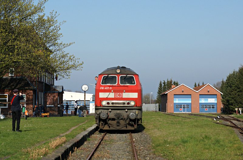 218 407-5 am 12.04.2009 mit einem VVM-Ostersonderzug nach Kiel Hbf in Sch�nberg (Holstein).