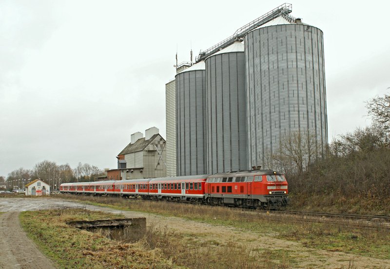 218 407-5 am 20.12.2008 mit einem RE nach Hamburg Hbf in Pnitz/Holstein.