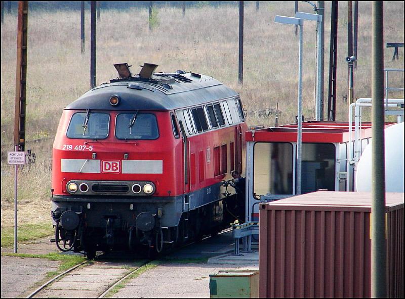 218 407-5 beim auftanken..   (Stralsund am 05.05.06) 