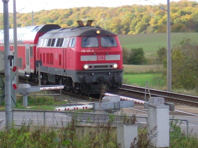 218 407-5 fhrt mit RE 21422 nach Lbeck Hbf ber den B  Kalkgraben in Reinfeld.