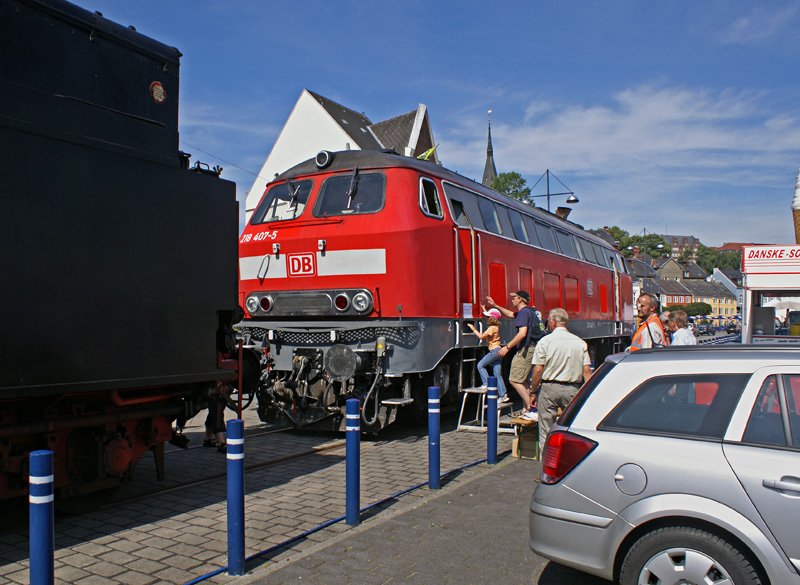 218 407-5 stand am 14.07.2007 in Flensburg hinter 01 1100 zur Besichtigung bereit.