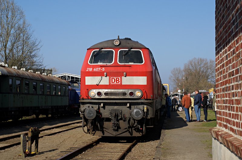 218 407-5 wartet am 12.04.2009 am Schnberger Strand auf die Abfahrt als VVM-Ostersonderzug nach Kiel Hbf.