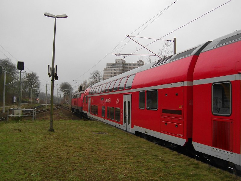 218 407-5 zieht am 13.12.08 den RE 21413 Lbeck Hbf - Hamburg Hbf aus dem Reinfelder Bf Richtung Bad Oldesloe.