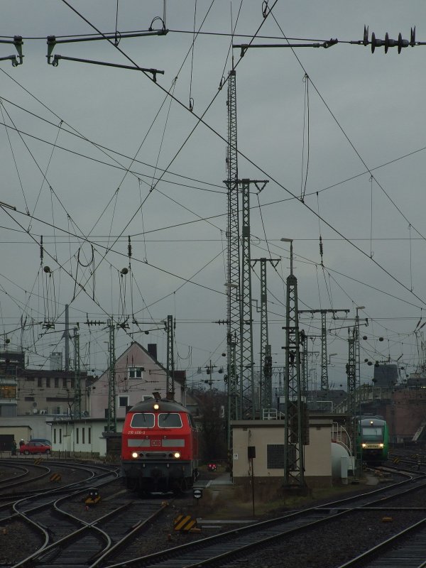 218 408-3 steht frisch aufgetankt an der Tankstelle im Koblenzer Hauptbahnhof.Rechts sieht man noch ein Lint41 der Vectus Verkehrsgesellschaft. 12.3.09