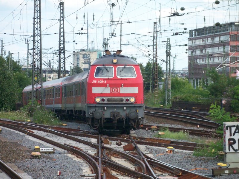 218 408 zieht ihren n-Wagenpark von der Abstellanlage Kln Messe/Deutz zum Abfahrtstbahnsteig in Kln Messe/Deutz hinauf. Wo sie als RE 12 nach Trier fahren wird.Fotografiert am 28.7.2009.
