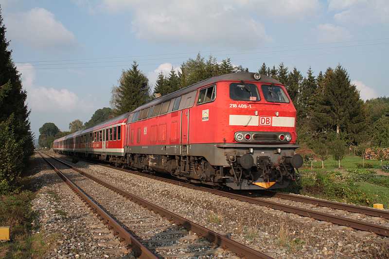 218 409 schiebt am 20.9.2009 bei Appendorf einen IRE nach Ulm.
