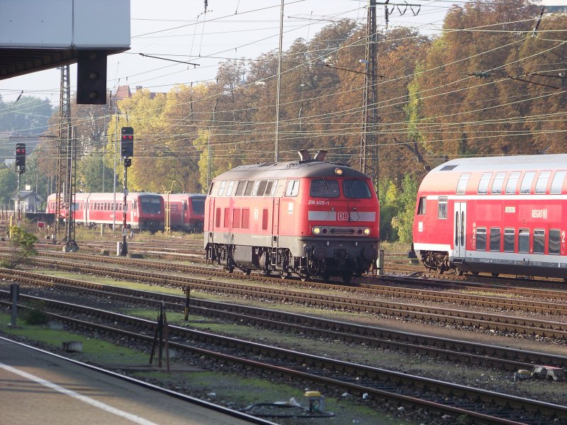 218 409 in Ulm HBF. Im Hintergrund zwei Triebwagen der Br 611.