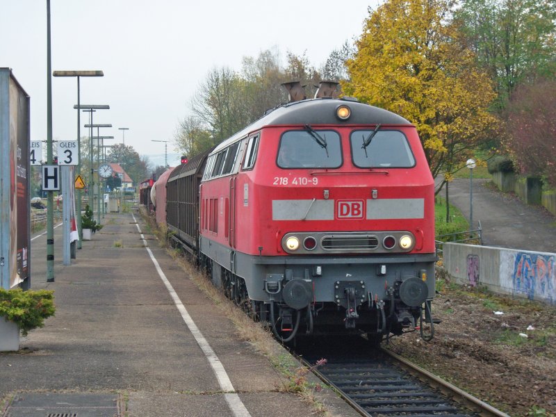 218 410 durchfhrt bei herbstlichem Wetter am 31.10.08 mit einem Gterzug den Bahnof Kirchheim /Teck.
Am Zugende schiebt planmig eine 294.