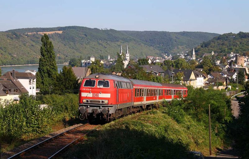 218 412 erklimmt mit ihren zwei Wagen die 63‰ steile Rampe von Boppard nach Emmelshausen. Dieser Aufnahme ging ein Sprint vom Bahnhof zur Fotostelle voraus.
