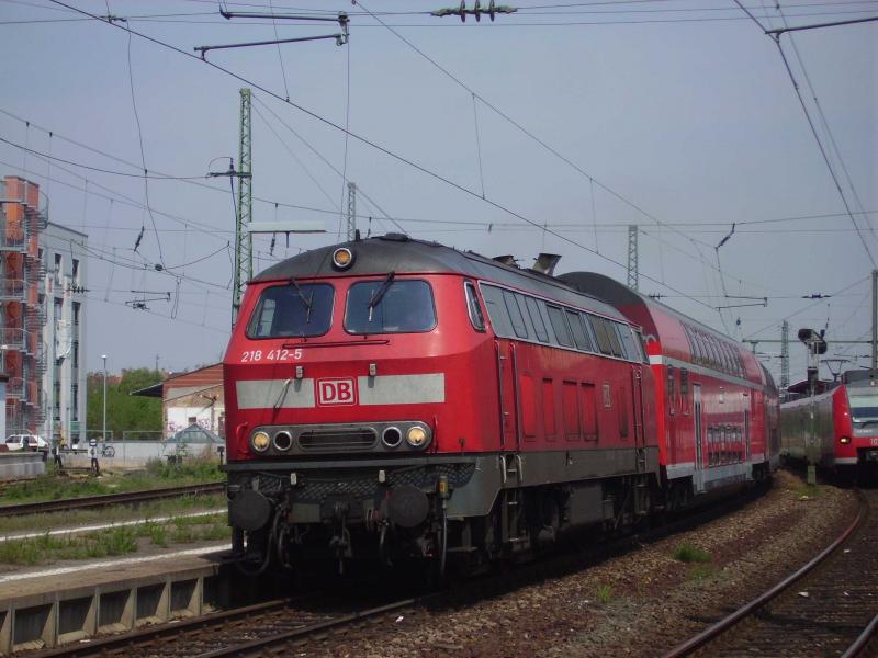 218 412 fhrt mit ihrem RE aus Worms raus.
