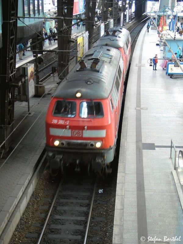 218 413-3 und 282-2 setzen im Hamburger Hbf um. Sie kamen mit EC 179 aus Westerland und werden EC 178 dorthin zurckbringen. 218 282-2 gehrt zu den Maschinen, die knftig nicht mehr ausgbessert sondern abgestellt werden.
Juni 2004