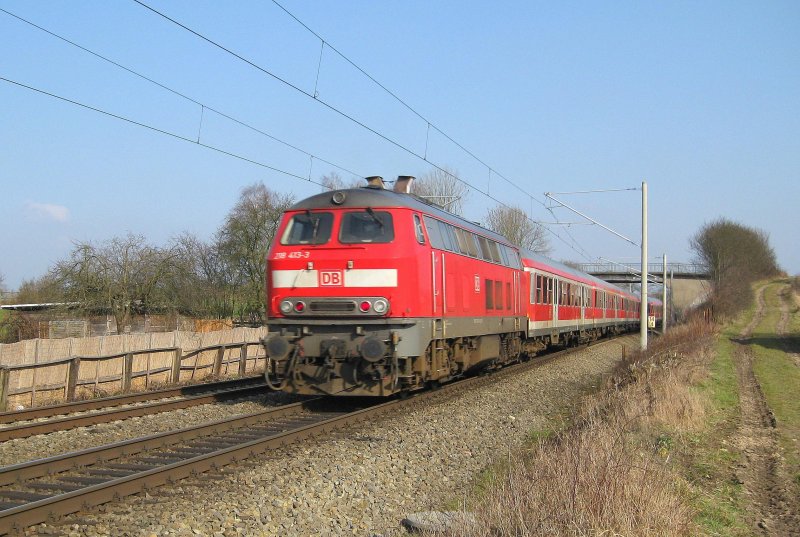 218 413-3 dieselt am 4.03.09 mit RE 21418 nach Kiel Hbf kurz hinter Reinfeld (Holst.) seinem nchsten Halt Lbeck Hbf entgegen.