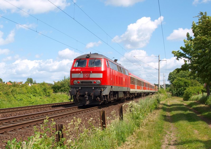 218 413-3 schiebt den RE 21418 aus Hamburg Hbf mit 140 km/h Richtung Reinfeld (Holst.), wonach es nach einem kurzen Zwischenhalt weiter nach Kiel Hbf geht.
