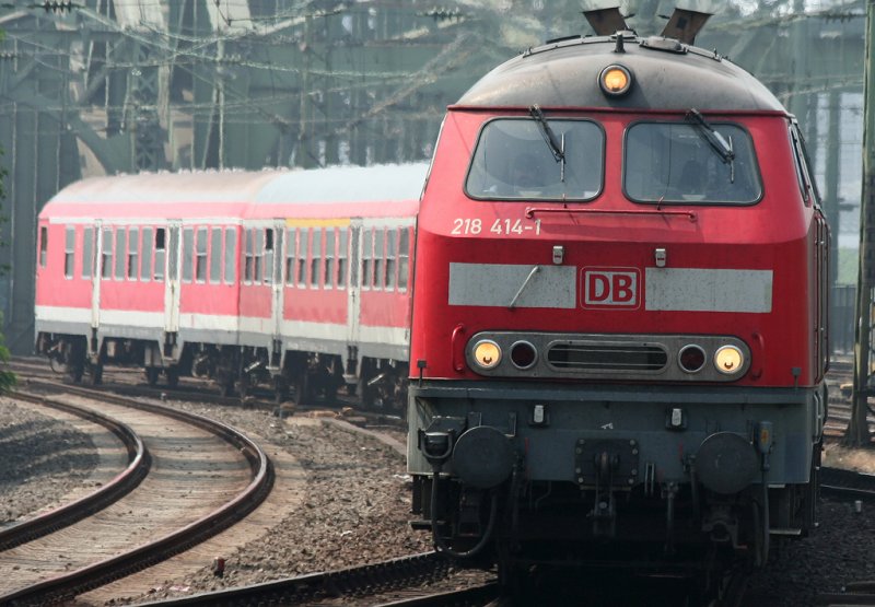 218 414-1 mit RE12 von Trier im Endbahnhof Köln Messe/Deutz am 08.06.2008