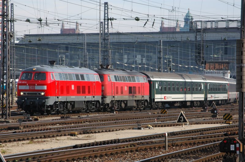 218 416 mit neuer HU und frischem Lack, sowie 218 400 am 02.11.08 mit EC 119 bei der Ausfahrt Mnchen Hbf