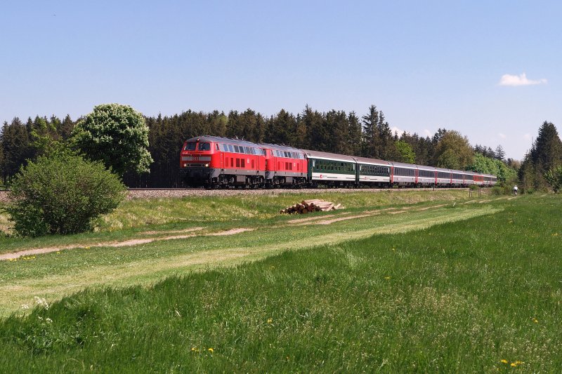 218 418 und 218 400 mit EC 194 vor Rammingen (12.05.2008)