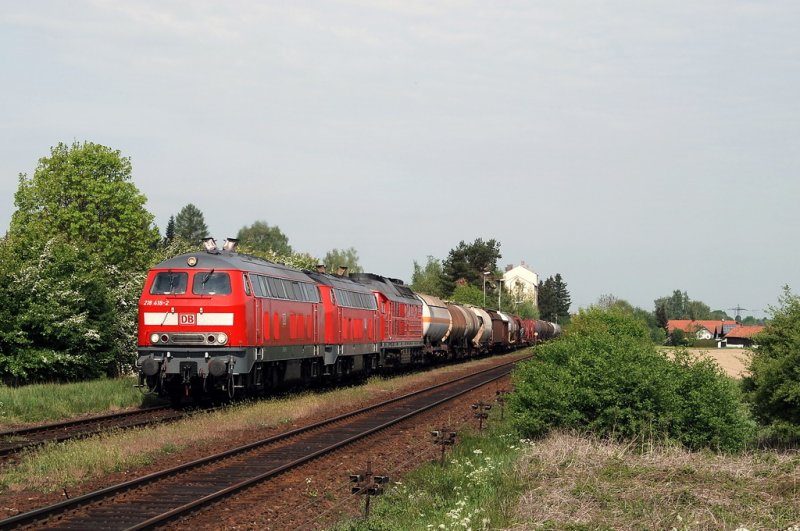 218 418, 218 401 und 233 486 mit FZ 56701 in Weidenbach (03.05.2007)