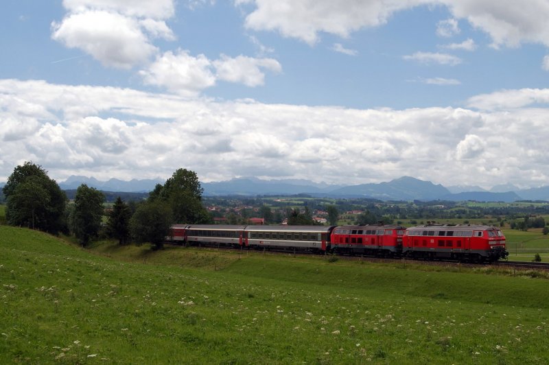 218 418 und 218 440 mit EC 193 bei Ellenberg (28.06.2007)
