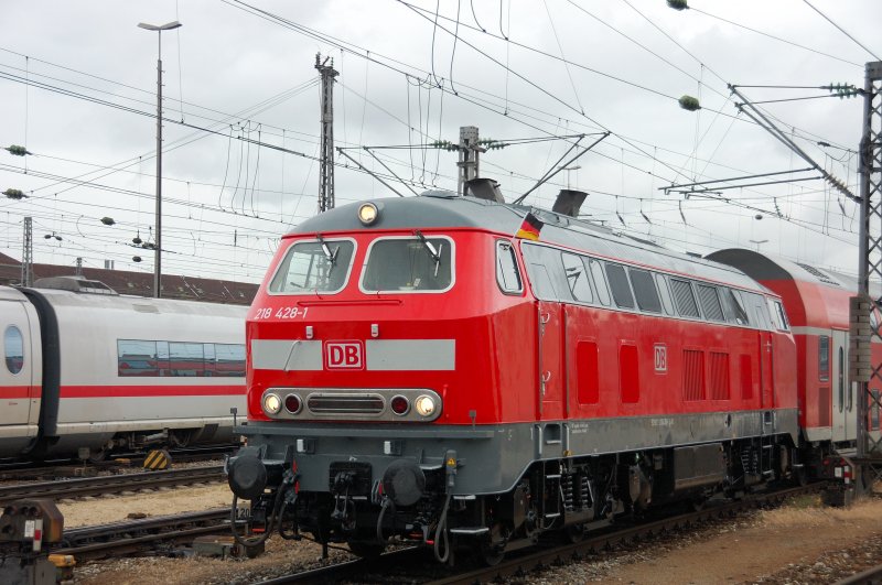 218 421-1, in neuem Farbglanz, angesteckt von der EUROphobie: Man zeigt Flagge...