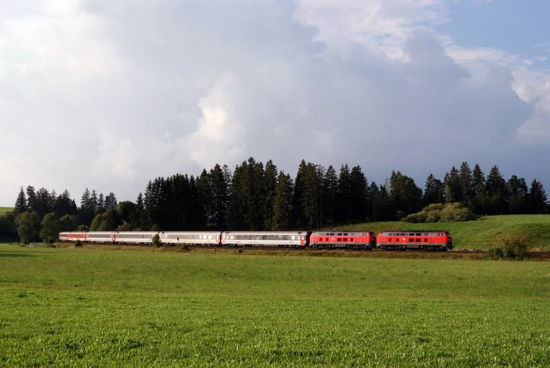 218 421 und 218 428 mit EC 196 bei Aitrang (13.08.2007)
