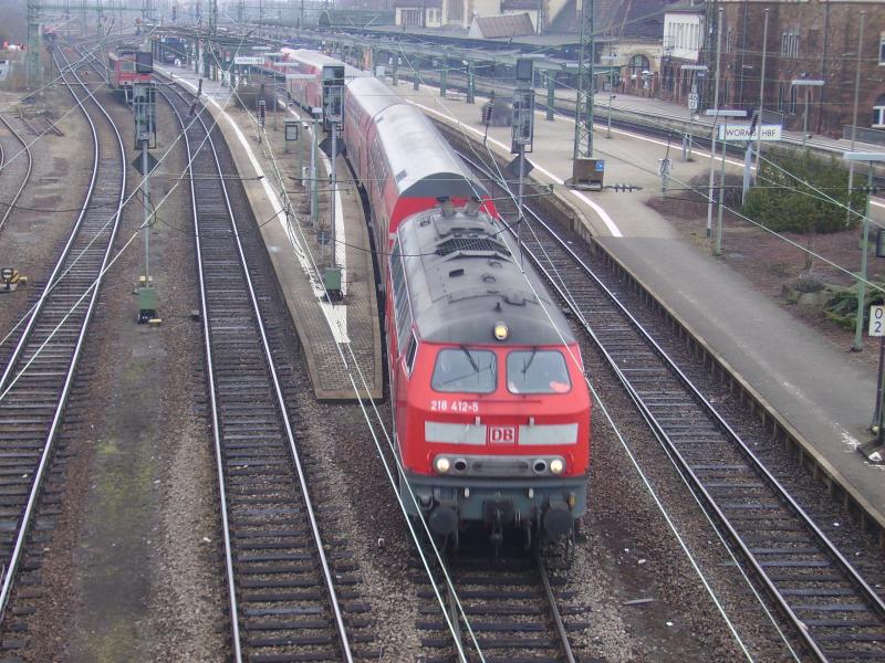 218 421 bei der Ausfahrt von Worms.