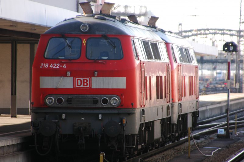 218 422 und eine Schwesterlok entschwinden am 26.01.08 nachdem sie den EC 193 von Zrich HBB nach Mnchen gebracht hatten.