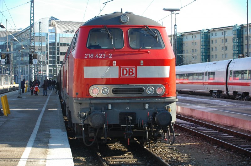 218 423 hat bei ihrer HU im Dezember nicht nur neuen Lack sondern auch LED-Lichter bekommen. So gesehen am 17.01.09 in Mnchen Hbf