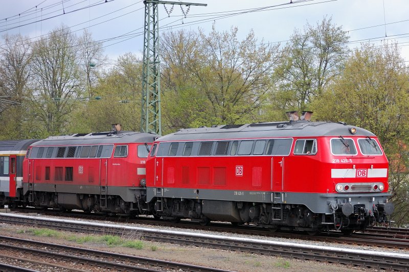 218 426-5 und 218 401-9 bringen einen SBB-Eurocity in die bayrische Hauptstadt. Sie umfahren dabei die Personenzuggleise vom Pasinger Bhf ber die Gtergleise. Mai 2008. 