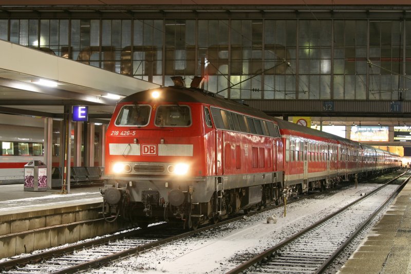 218 426 mit RB 27067 am 28.01.2009 in Mnchen Hbf.