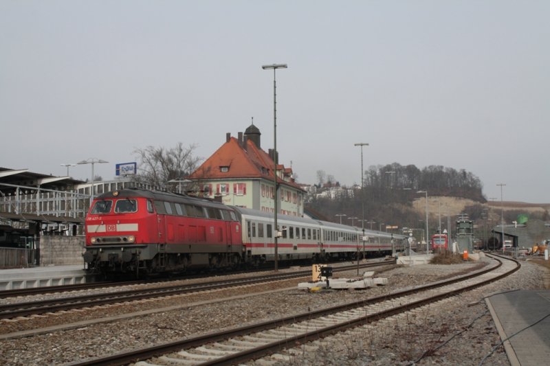 218 427-3 dieselt am Morgen des 14.3.2008 mit dem Ski-Express-Montafon aus dem Bahnhof Biberach/Riss, wo sie zuvor mehrere Minuten Aufenthalt hatte, da der Zug wie immer vor Plan fuhr.