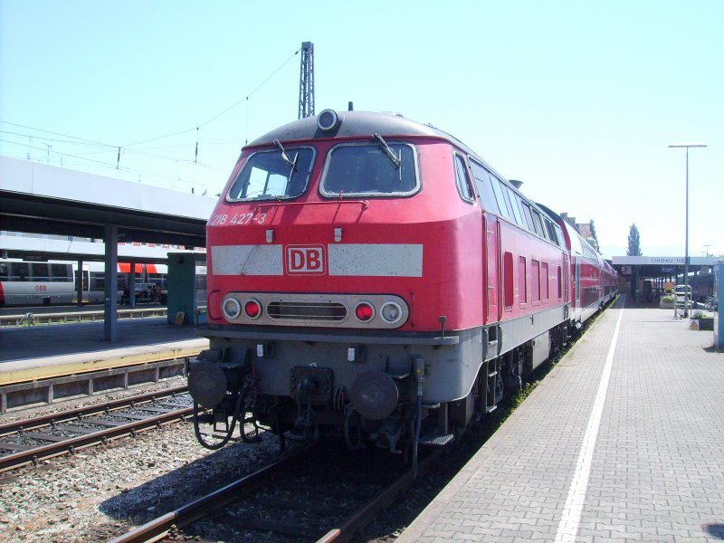 218 427-3 steht mit IRE nach Ulm Hbf in Linau Hbf. 29.06.08