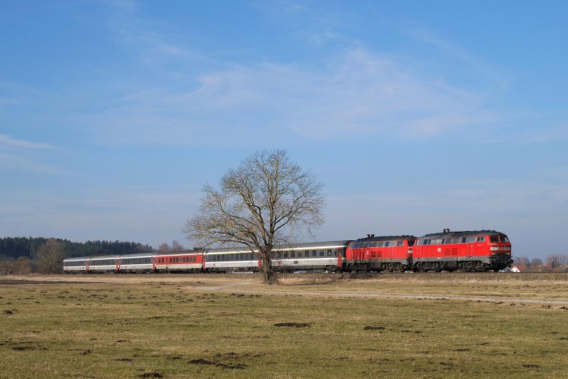 218 428 und 218 422 mit EC 193 bei Wiedergeltingen (10.02.2008)