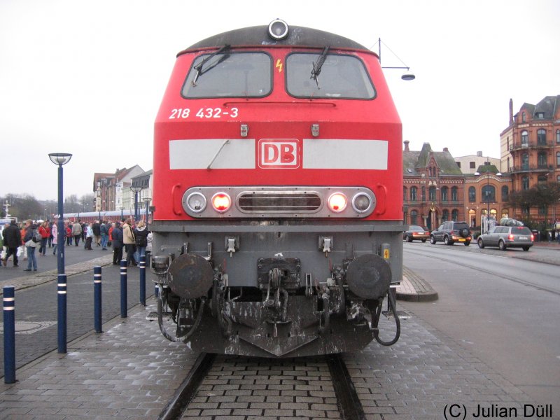 218 432-2 mit einer Schleswig-Holstein Express Garnitur während der Taufe eines Steuerwagens auf den Namen  Flensburg  in Flensburg am 11.12.2005.