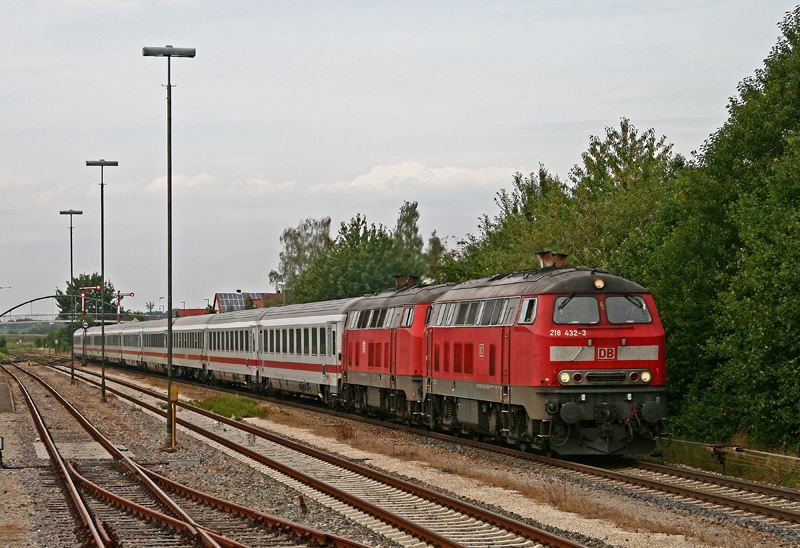 218 432 und 218 434 vom Bh Ulm durcheilen am 31. Juli 2009 mit dem IC / RE 2013 „Allgu“ von Hannover nach Oberstdorf den Bahnhof von Vhringen.
