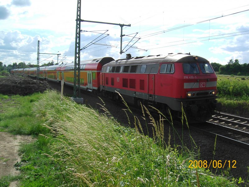 218 432-3 fhrt am 12.06.08 mit RE 21426 nach Lbeck Hbf. Gut zu sehen sind die weit fortgeschrittenen Elektrifizierungsarbeiten.