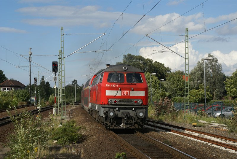 218 433-1 verlsst am 13.08.2008 Bad Oldesloe mit einem RE nach Lbeck Hbf.