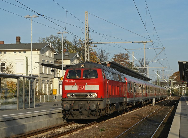 218 434-9 am 25.10.2008 mit einer RB nach Hamburg Hbf in Ahrensburg.
