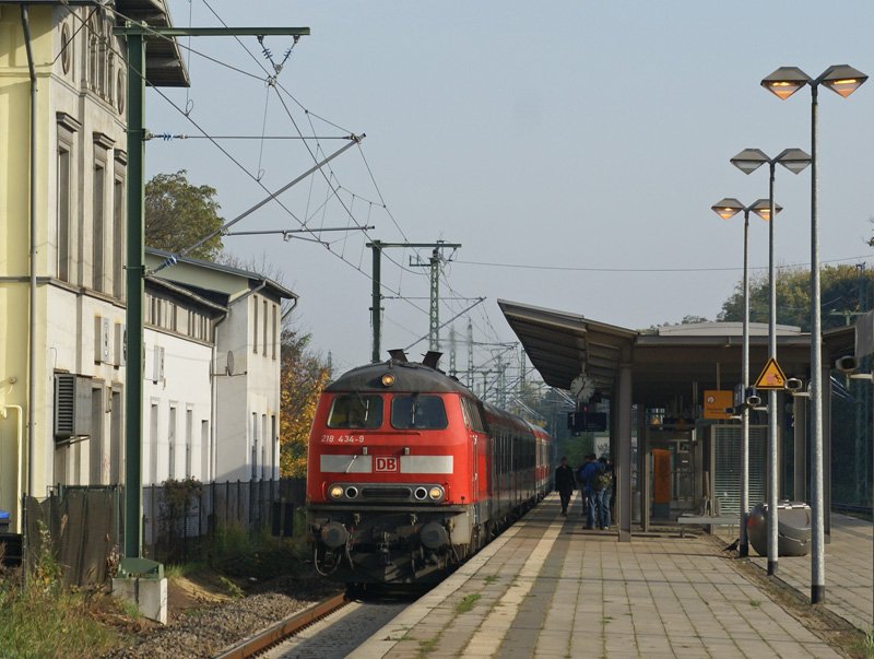 218 434-9 am 25.10.2008 mit einer RB nach Hamburg Hbf in Hamburg-Wandsbek.