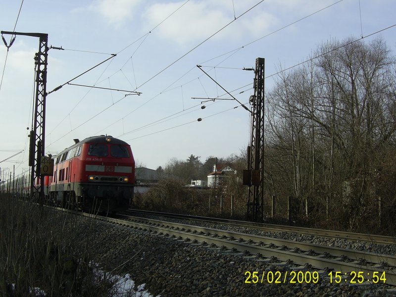 218 434-9 und eine weitere 218 schleppen am 25.2.2009 IC 2013 ber die Filsbahn Richtung Ulm. Hier kurz nach dem Bahnhof von Gppingen.