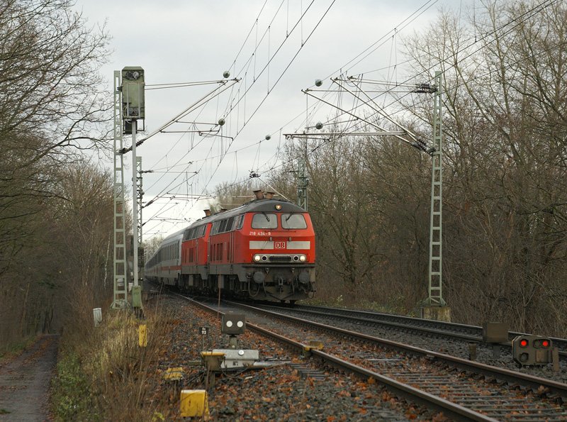 218 434-9 und eine weitere 218er mit einem  IC Richtung Hamburg am 07.12.2008 kurz vor dem Erreichen der Rendsburger Hochbrcke.