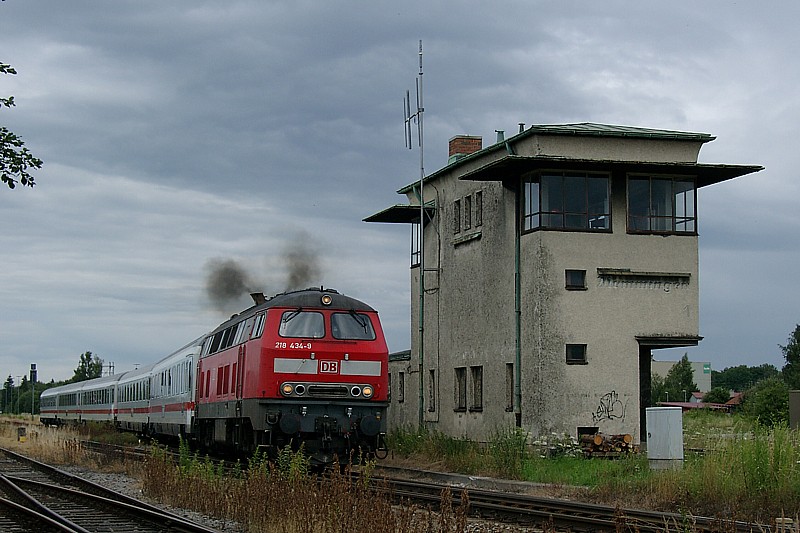 218 434 verlt mit einem Umleiter-IC (2085) am 10.07.2009 den Bahnhof Memmingen in Richtung Kempten.