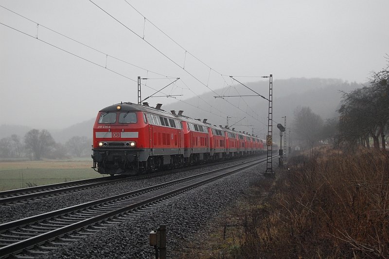 218 435 + 218 486 + 218 399 + 218 458 + 218 333+ 218 464 + 218 256 + 218 485 + 218 324 + n-Wagen mit Steuerwagen am 21.12.2008 auf berfhrungsfahrt kurz vor dem Bahnhof Einbeck-Salzderhelden.