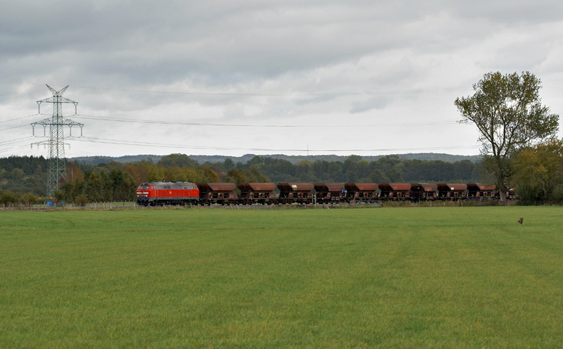 218 435-6 am 17.10.2009 mit einem Schotterzug bei Osterstedt (Strecke Neumnster-Heide)