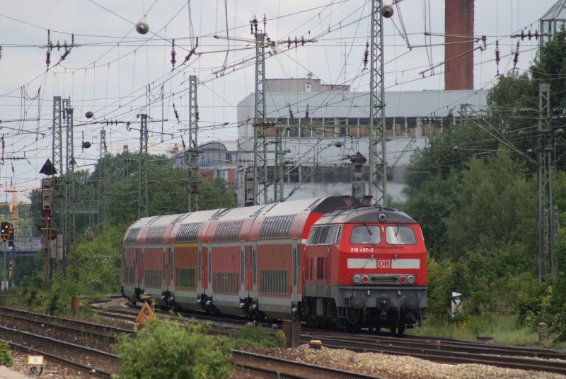 218 437-2 mit einem RE in Mnchen Heimeranplatz am 30.05.09