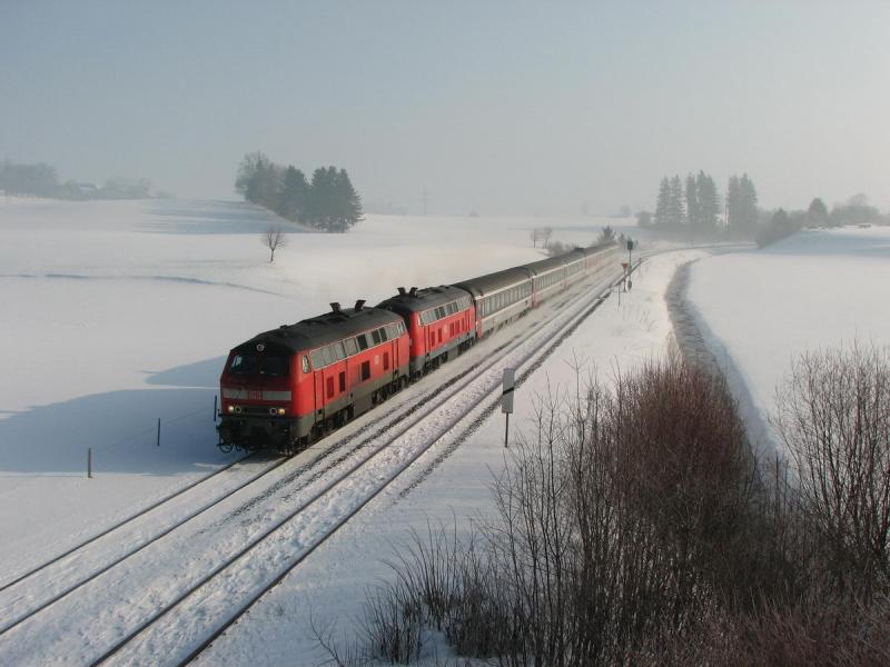 218 437 und 218 402 mit EC 196 bei Grwangs (14.03.2006)