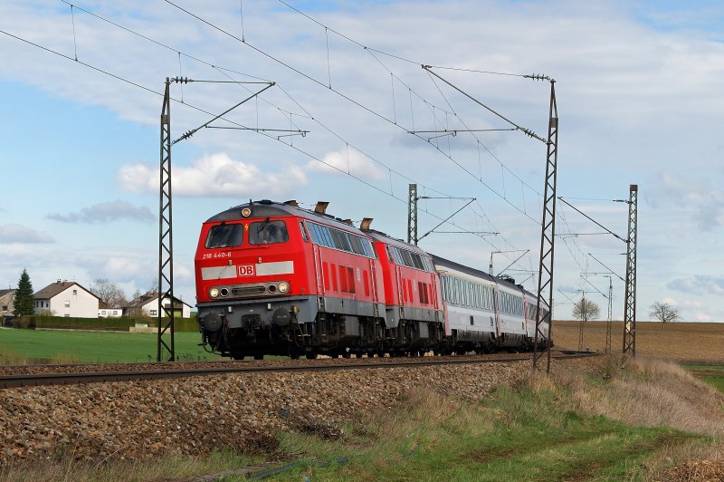 218 440 und 218 405 mit dem Umleiter- EC 192 bei Hattenhofen (19.04.2008)
