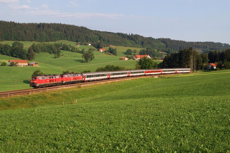 218 440 und 401 mit EC 196 bei Ellenberg (27.08.2009)