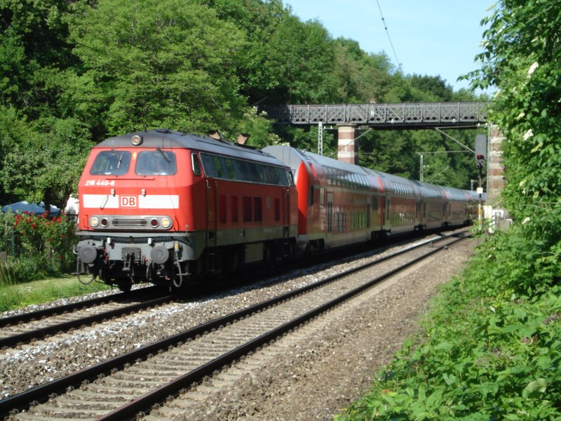 218 440-6 hat mit ihrem Regionalexpress aus Mhldorf am Inn am 05.06.09 ihr Ziel Mnchen Hbf fast erreicht als Sie den Mnchner Nockherberg passiert.