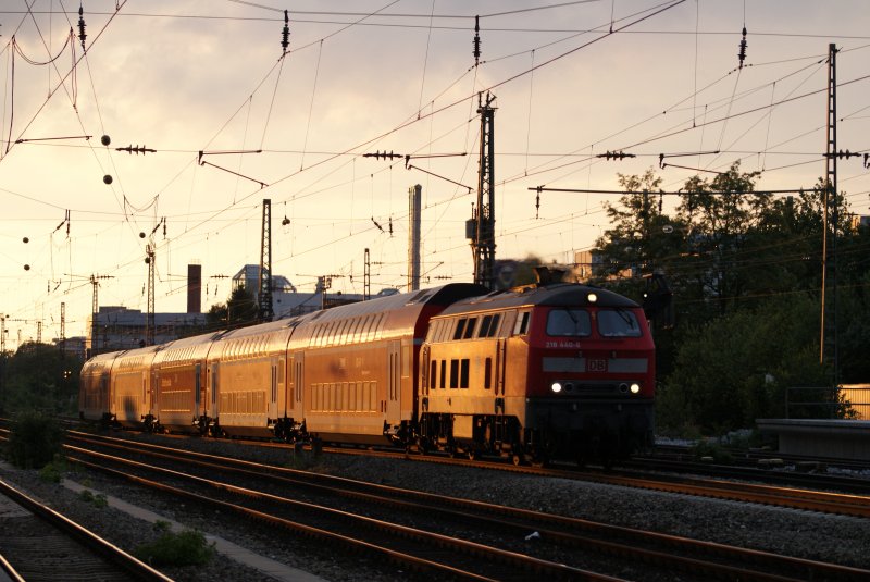 218 440-6 mit einem RE in der Abendstimmung am Heimeranplatz 30.05.09