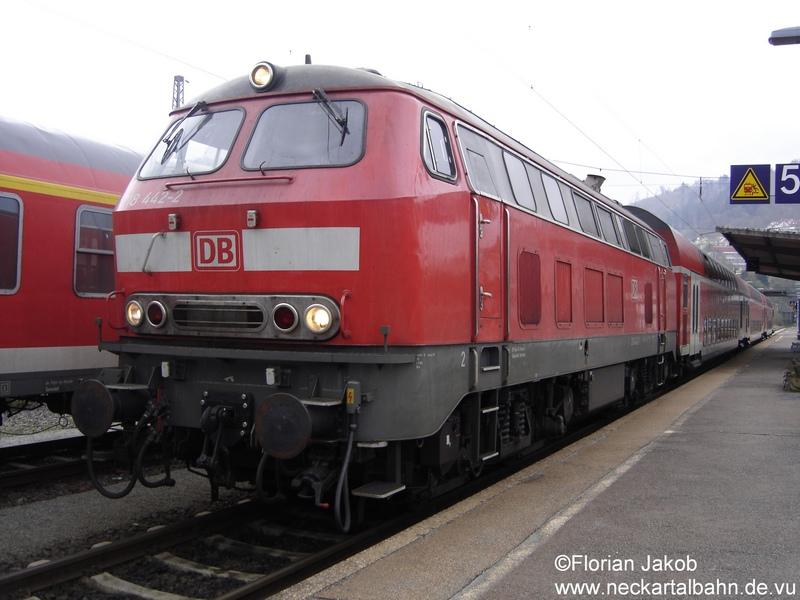 218 442 steht vor RE 36202 (Eberbach-Frankfurt), der am 9.4.2005 aus zwei Doppelstockwagen sowie einem Doppelstocksteuerwagen gebildet wurde.